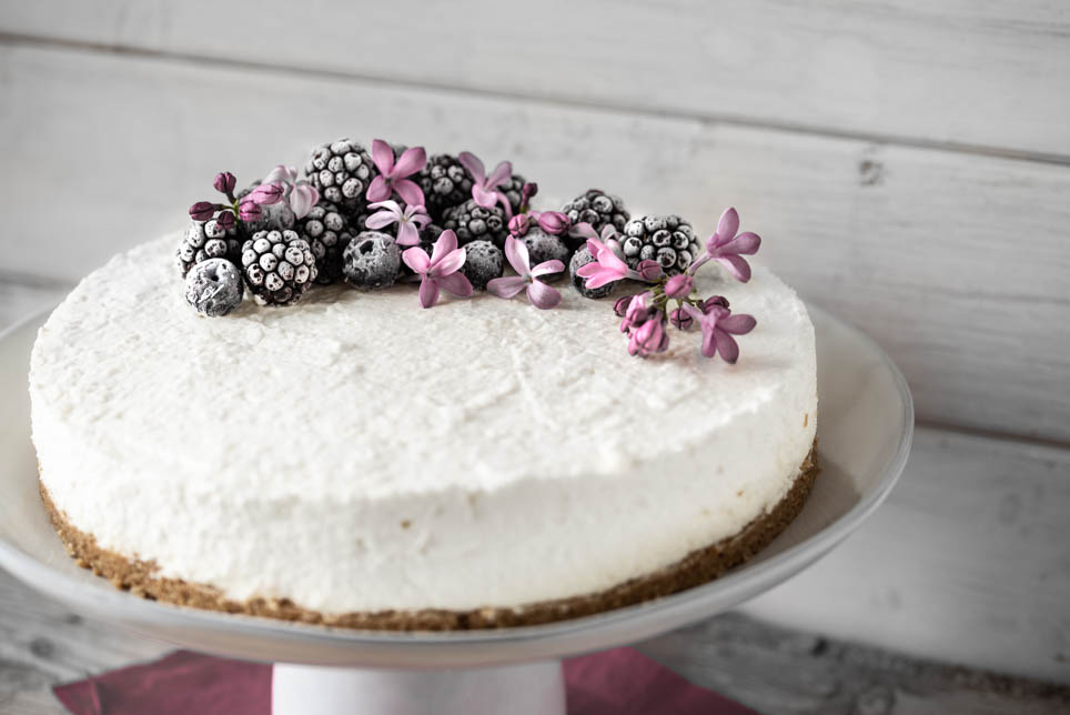Beeren Joghurt Torte auf Etagere