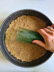 Tortenboden wird mit einem Glas angedrückt