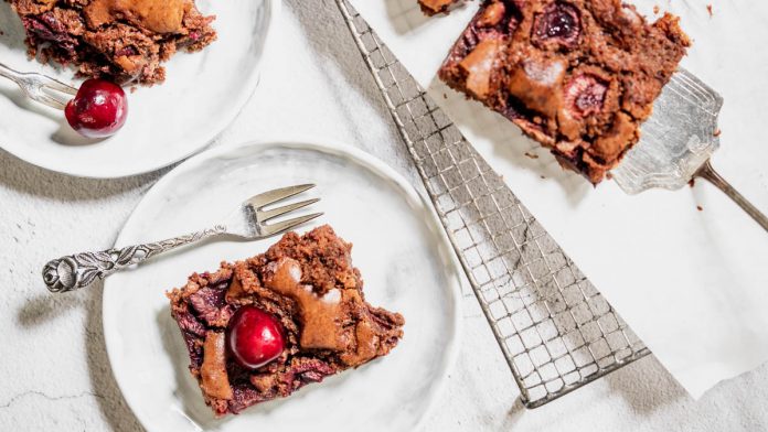 kirschkuchen-mit-schokolade Zwei Teller mit Kirschkuchen wurden angerichtet