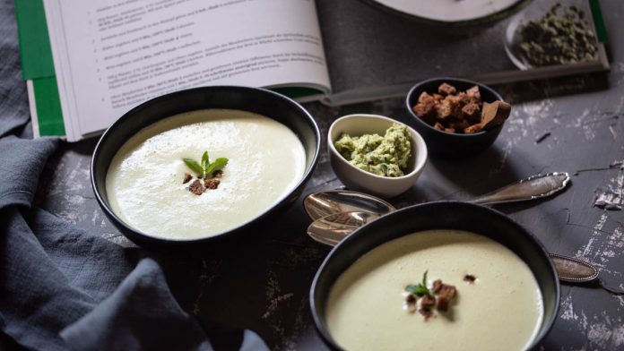 mit-thermomix-ist-alles-in-butter 2 Suppenschalen vor einem Kochbuch