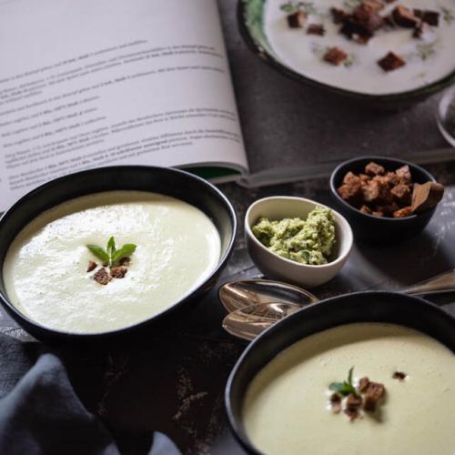 2 Suppenschalen vor einem Kochbuch