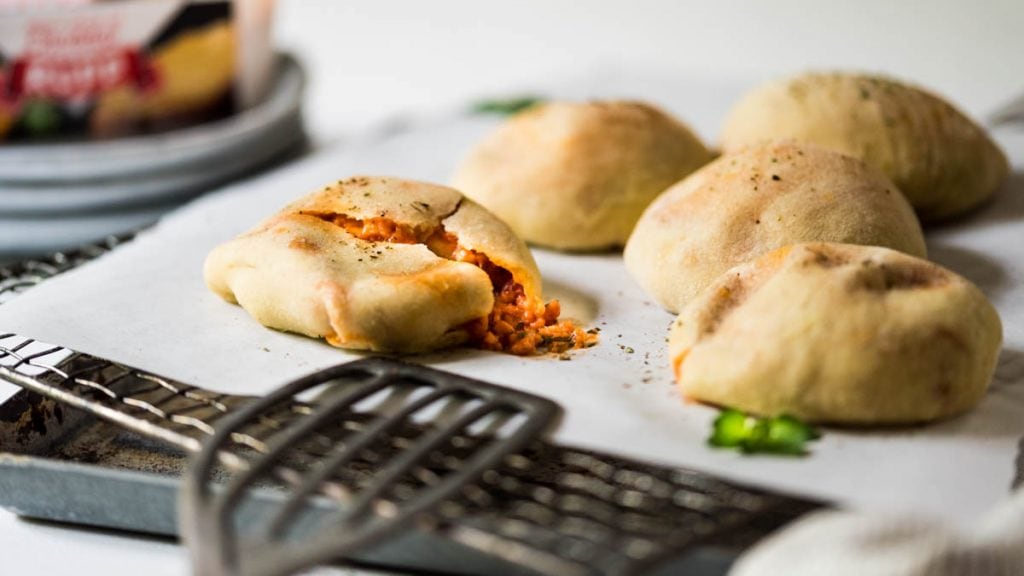 Pizza Balls liegen auf Backpapier