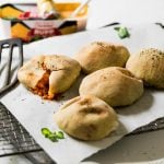 Pizza Balls liegen auf Backpapier