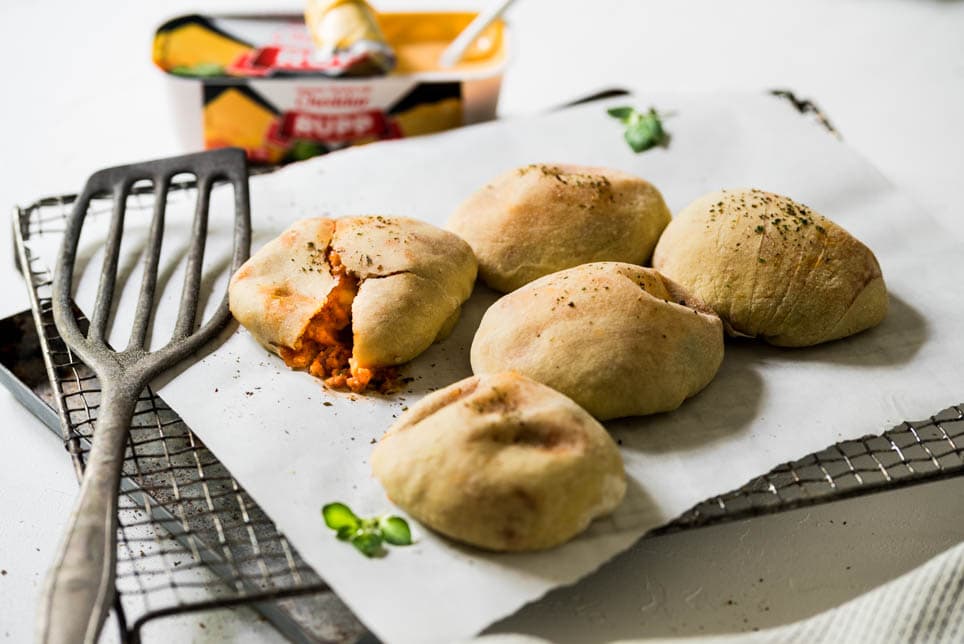 Pizza Balls liegen auf Backpapier