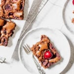 Schoko-Kirschkuchen vom Blech frisch gebacken auf einem Teller