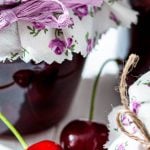 in Gläser abgefüllte Amarenakirschen mit Kirschen als Deko