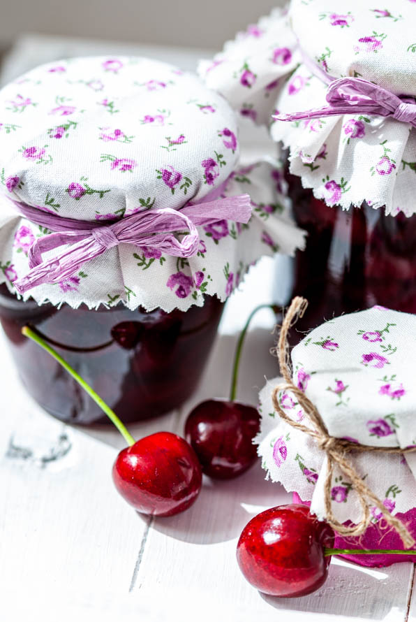 in Gläser abgefüllte Amarenakirschen mit Kirschen als Deko