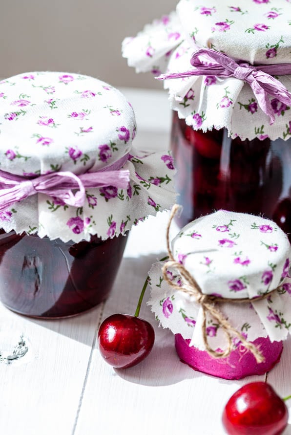 in Gläser abgefüllte Amarenakirschen mit Kirschen als Deko