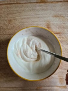 Schmand wird in Schüssel verrührt