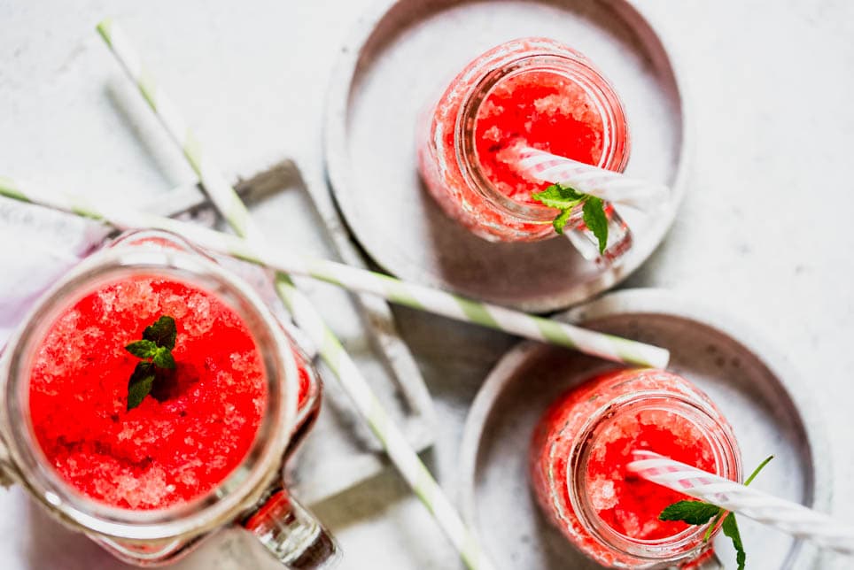 3 Gläser Granita mit Wassermelone auf einem Tablett