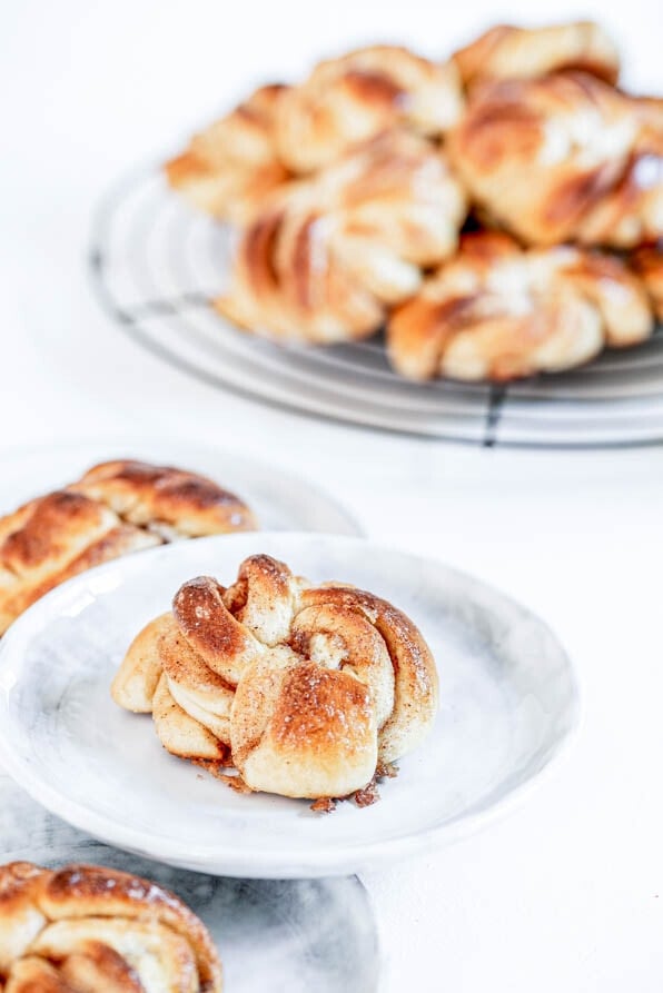 Schwedische Zimtschnecken stehen auf Abkühlgitter