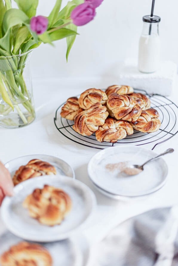 Schwedische Zimtschnecken stehen auf Abkühlgitter