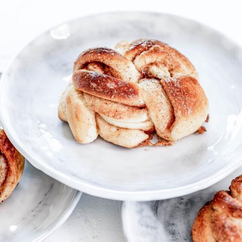 Schwedische Zimtschnecken stehen auf Abkühlgitter