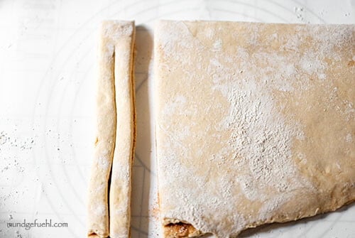 ausgerollter und mit Fülle belegter Hefeteig