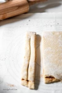 ausgerollter und mit Fülle belegter Hefeteig