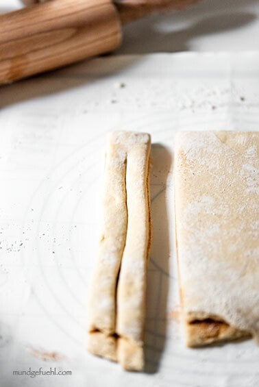 ausgerollter und mit Fülle belegter Hefeteig