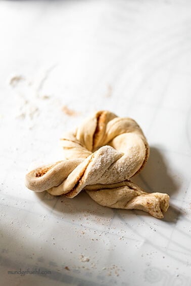 Zimtschnecken formen mit Hefeteig