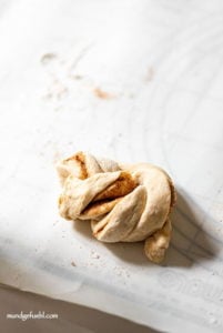 Zimtschnecken formen mit Hefeteig