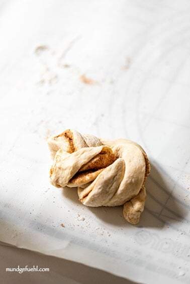 Zimtschnecken formen mit Hefeteig