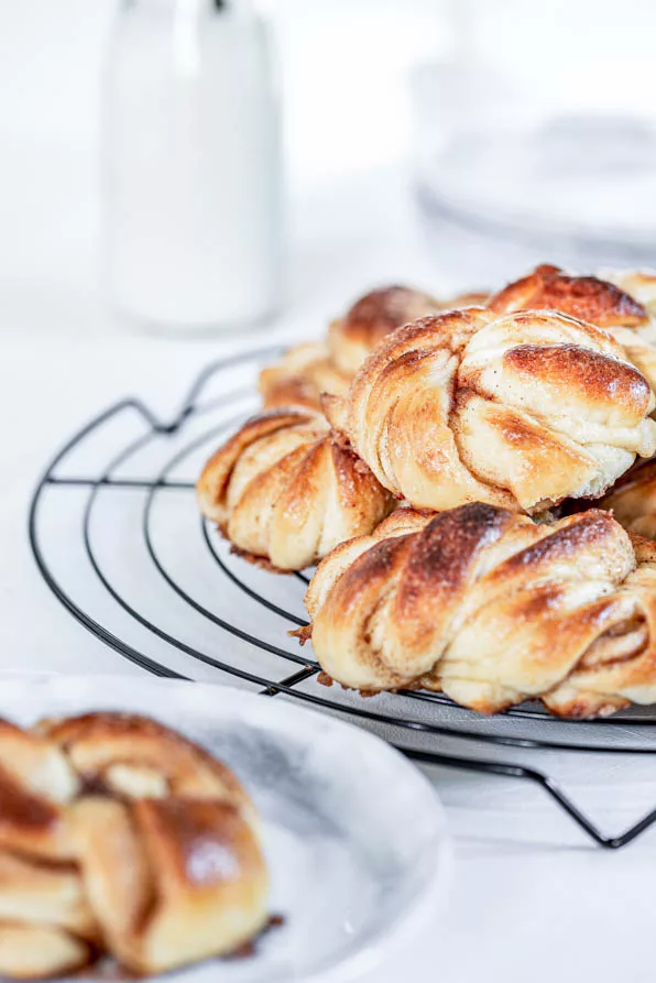 auf einem Kuchengitter gestapelte Zimtknoten