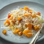 Risotto mit Kürbis und Speck auf einem Teller