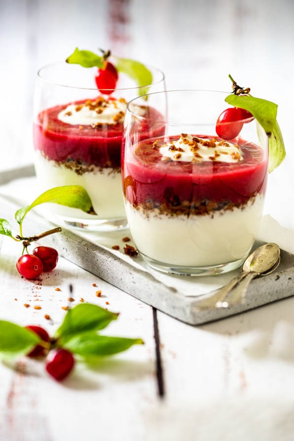 Zwei Dessertgläser mit Fruchtcreme stehen auf Tablett