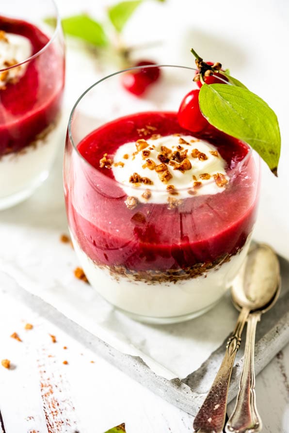 Zwei Dessertgläser mit Fruchtcreme stehen auf Tablett