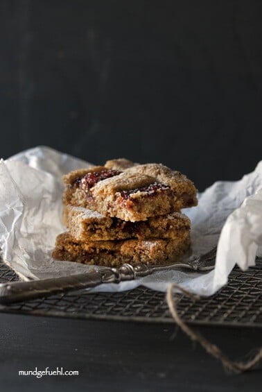 3 Stück Linzer Schnitten wurden übereinander gelegt