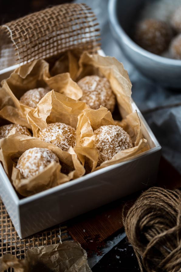 Eierlikör Pralinen mit Kokosraspeln, frisch geformt