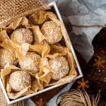 Eierlikoerpralinen liegen in einer Schachtel