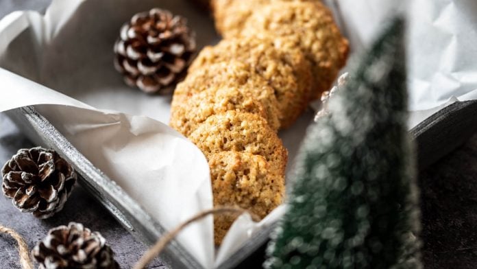 Weihnachtsplaetzchen liegen in einer Box