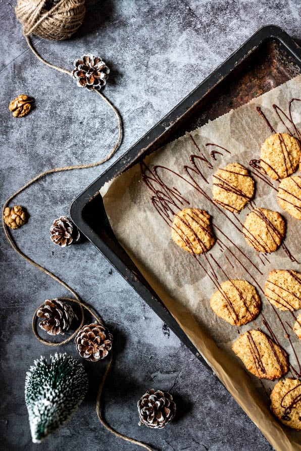 Weihnachtsplaetzchen liegen auf einem Backblech