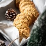 Weihnachtsplaetzchen liegen in einer Box