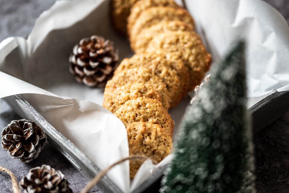 Weihnachtsplaetzchen liegen in einer Box