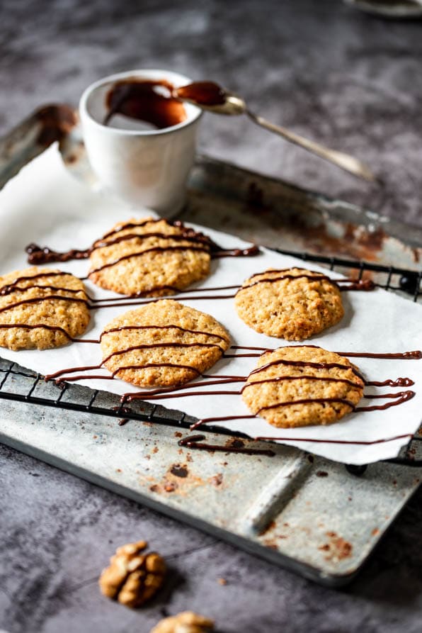 Weihnachtsplaetzchen liegen auf einem Auskühlgitter