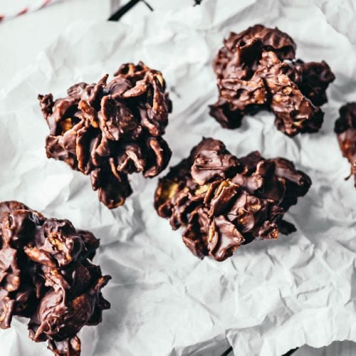 Schoko Crossies liegen auf einem Auskühlgitter