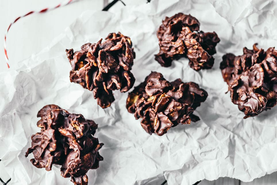 Schoko Crossies liegen auf einem Auskühlgitter