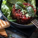 Thunfischtatar mit Salat und Toastbrot auf Tablett