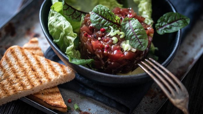 Thunfischtatar auf Avocado | Rezept Thunfischtatar auf Avocado | Rezept