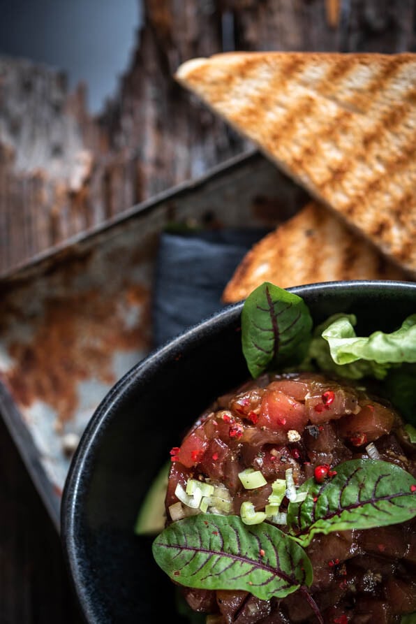 Thunfischtatar mit Salat und Toastbrot auf Tablett