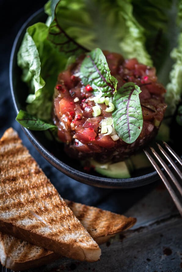 Thunfischtatar mit Salat und Toastbrot auf Tablett