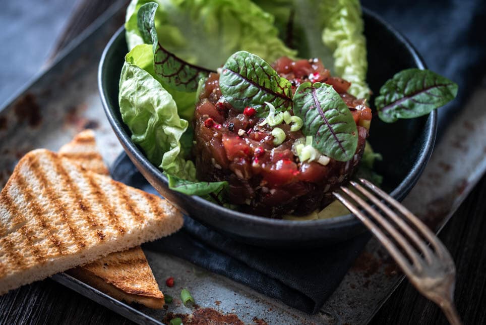 Thunfischtatar mit Salat und Toastbrot auf Tablett