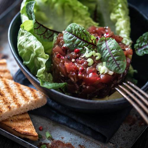 Thunfischtatar mit Salat und Toastbrot auf Tablett