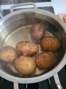 Kartoffeln werden in Kochtopf gekocht