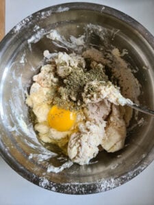 Zutaten für Topfenlaibchen werden in Rührschüssel gemischt