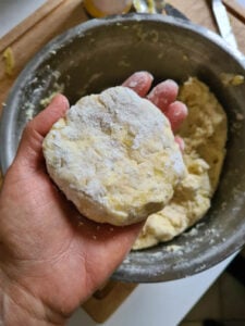 Geformter Bratling in Hand