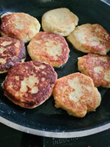 Bratlinge werden in Pfanne ausgebacken