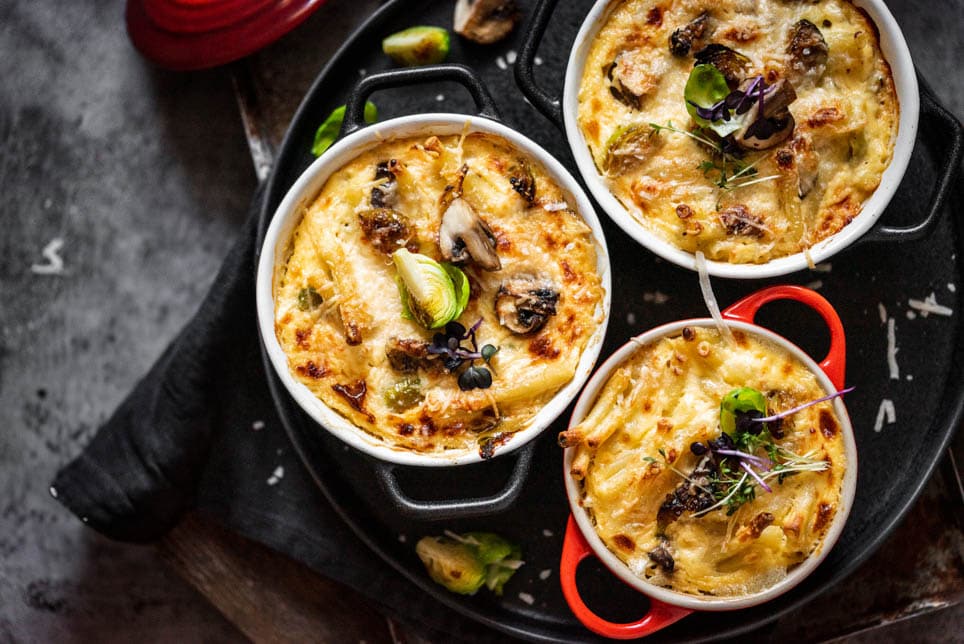 Makkaroni Auflauf wurde in 3 Ofenförmchen angerichtet