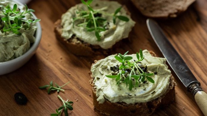 Mit Kernöl bestrichene Brötchen liegen auf einem Brett