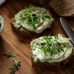 Mit Kernöl bestrichene Brötchen liegen auf einem Brett